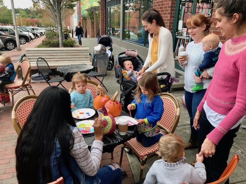 kids painting pumpkins at La Vita Dolce